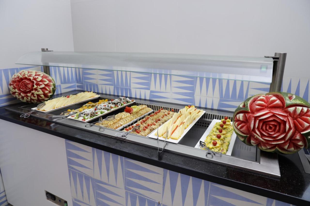 The Mirage Resort & Spa Hammamet Buitenkant foto A display case with food